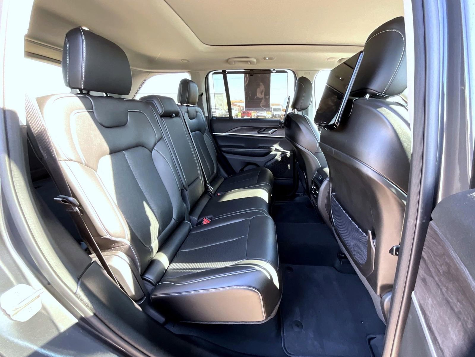 Used 2023 Jeep Grand Cherokee Limited w/ Luxury Tech Group II AWD/4WD image 19