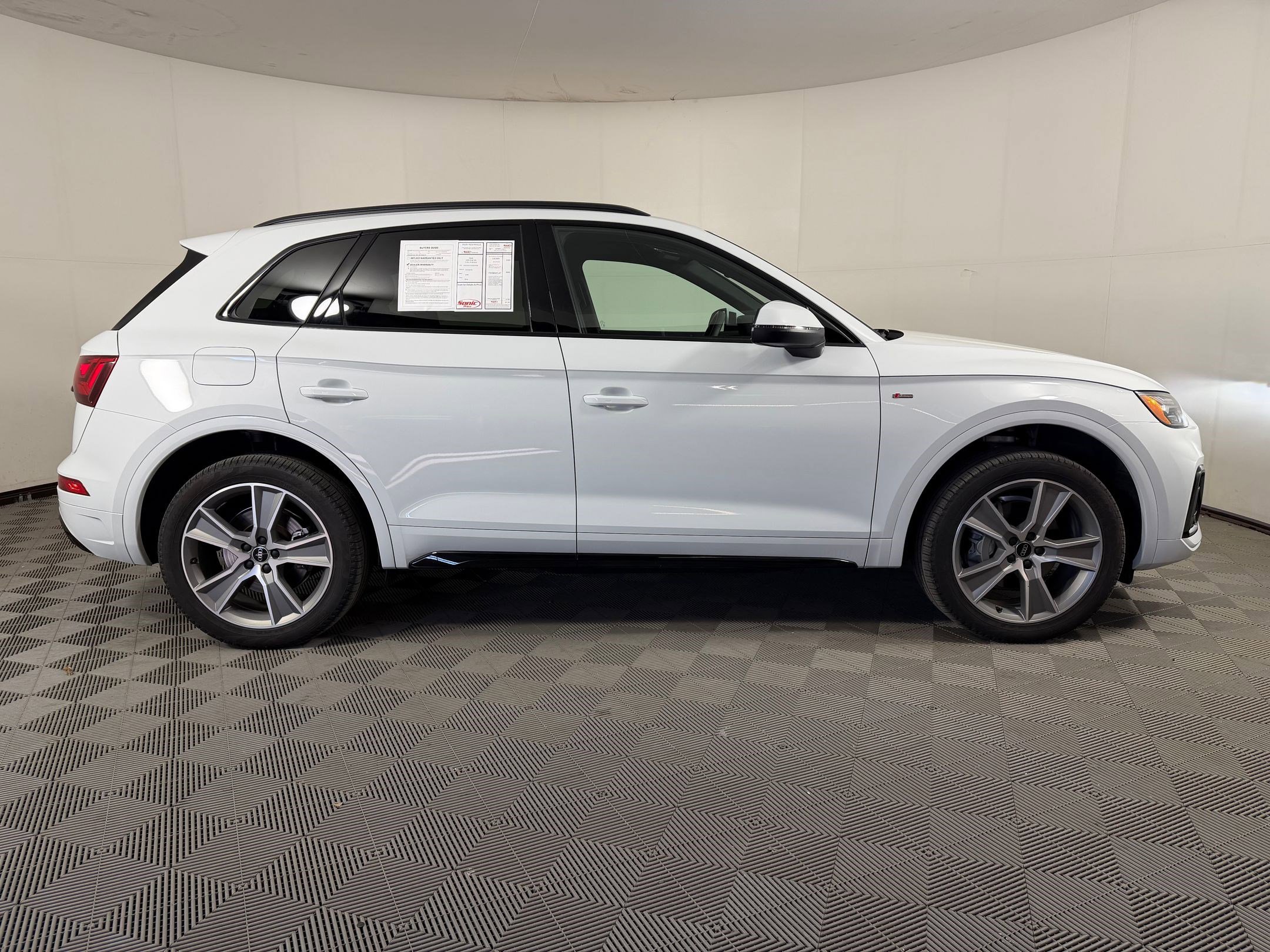 Certified 2025 Audi Q5 2.0T Premium w/ Convenience Plus Package image 8