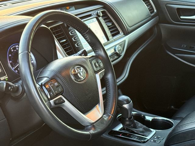 Used 2019 Toyota Highlander XLE image 17