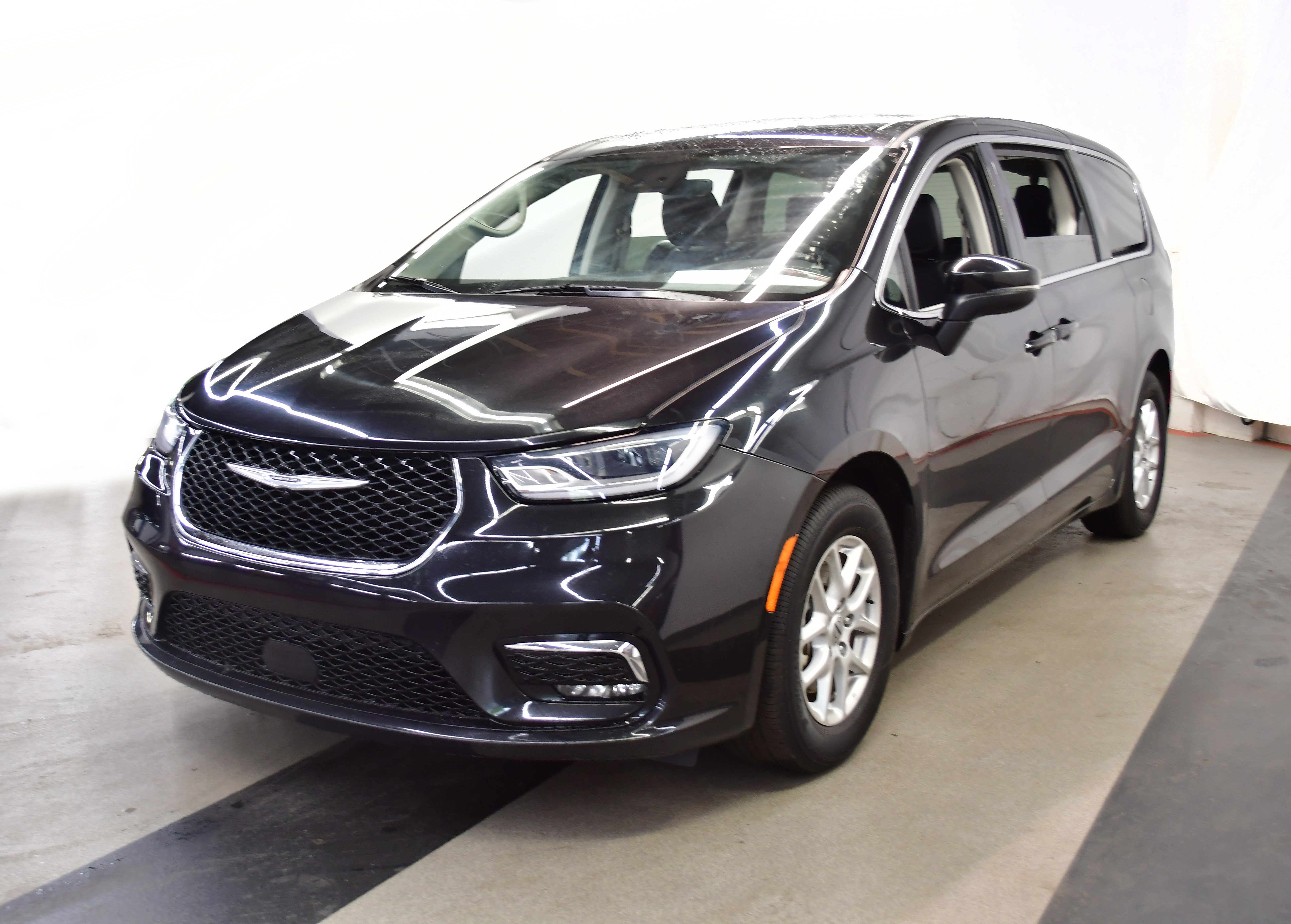 Used 2023 Chrysler Pacifica Touring-L FWD image 4
