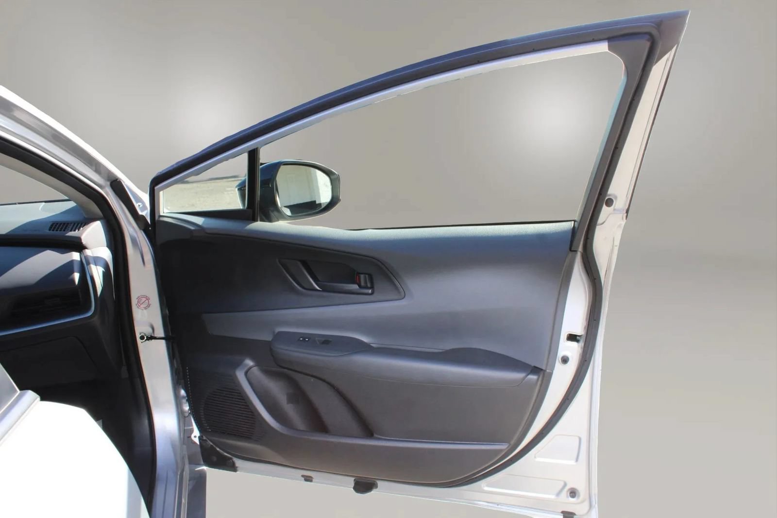 Used 2025 Toyota Prius LE FWD image 6