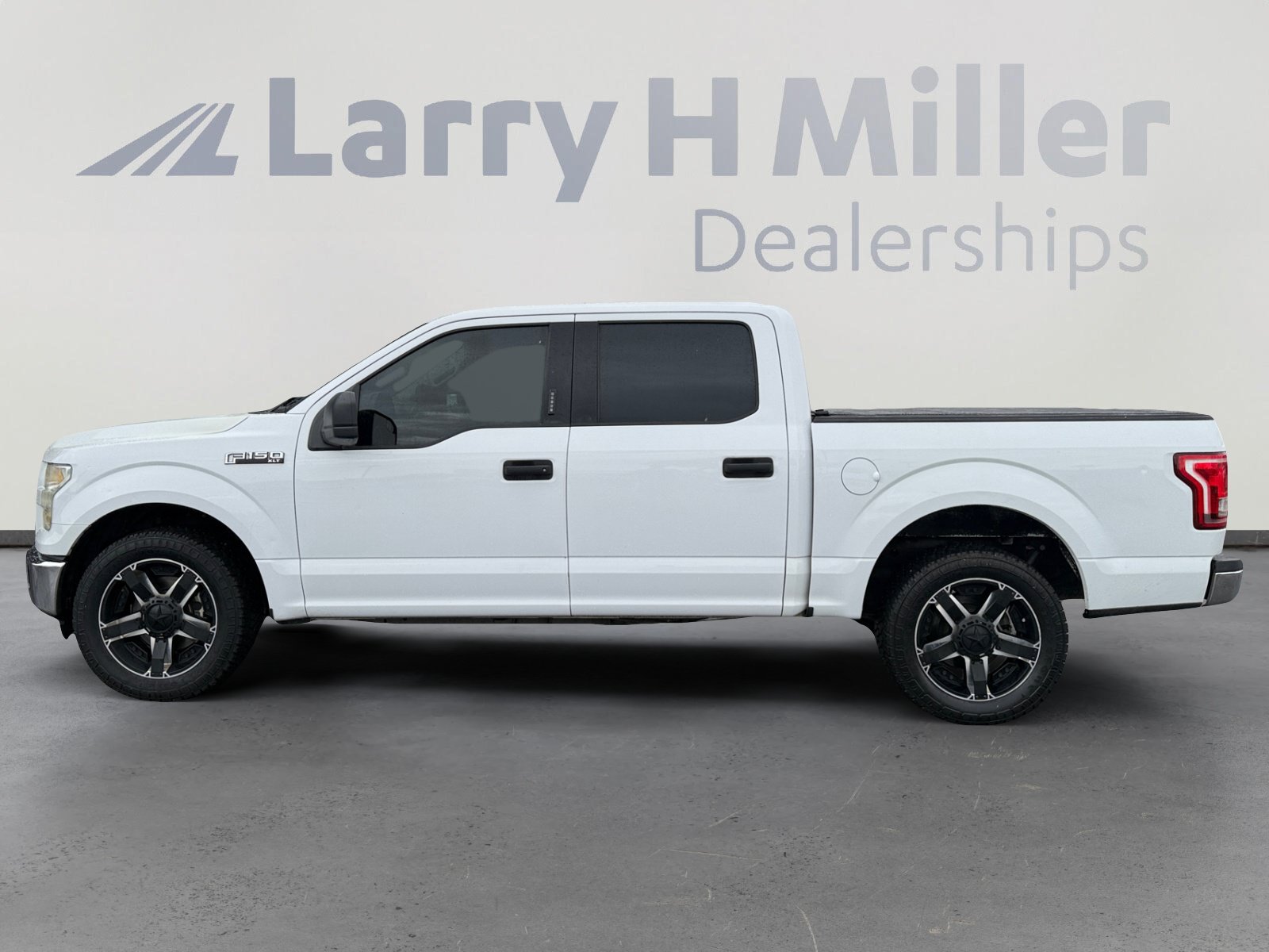 Used 2017 Ford F150 XLT RWD image 2