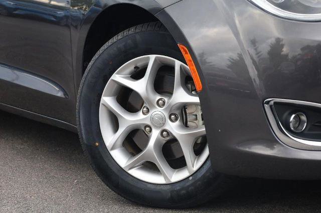 Used 2019 Chrysler Pacifica Touring Plus w/ Tire & Wheel Group FWD image 3