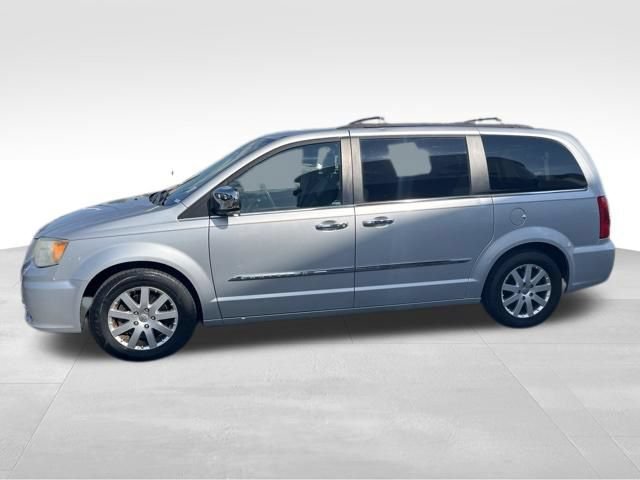 Used 2012 Chrysler Town & Country Touring-L w/ Entertainment Group #2 FWD image 9