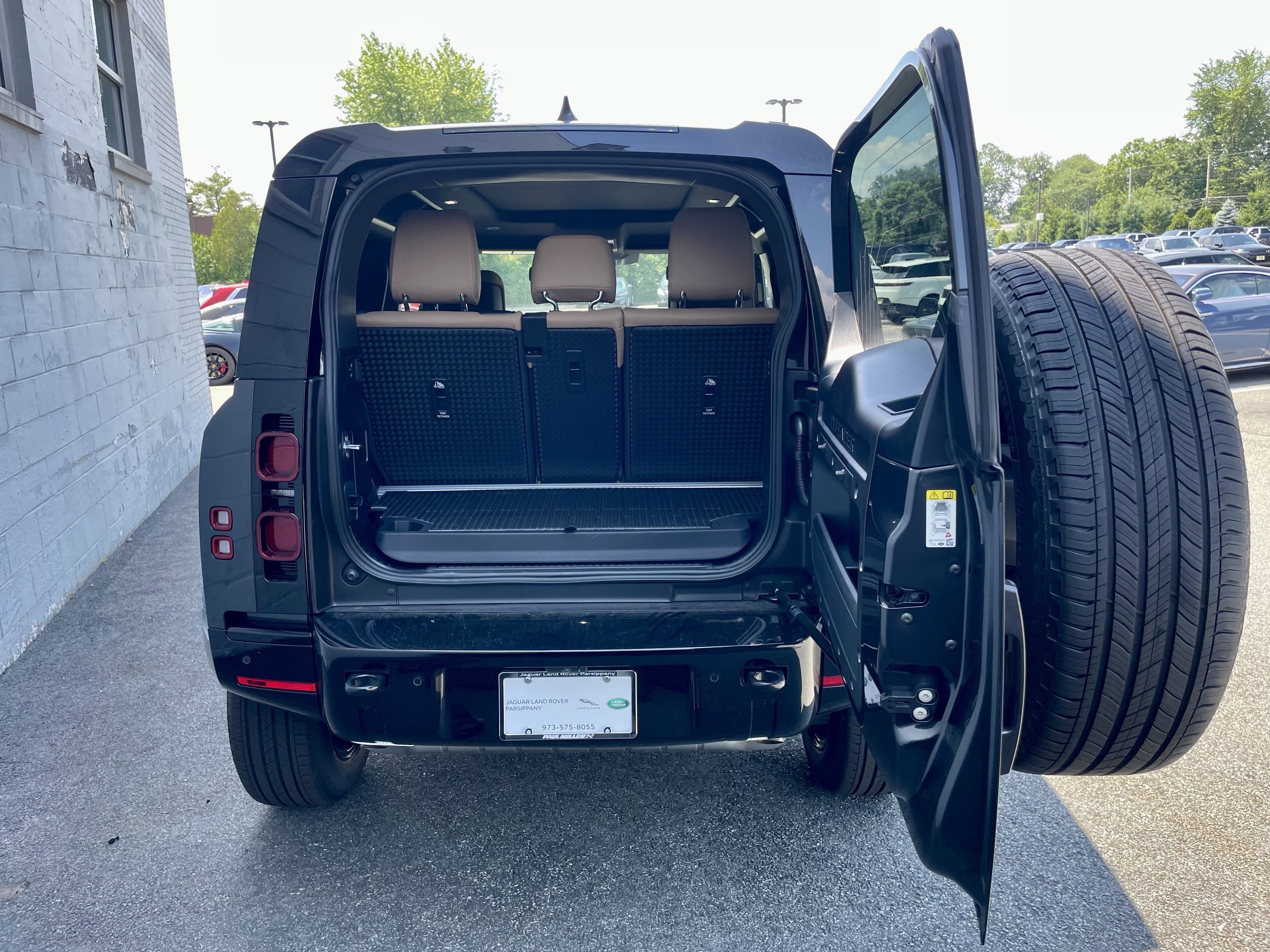 New 2025 Land Rover Defender 90 X-Dynamic SE image 36