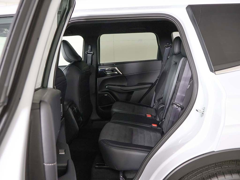 New 2026 Mitsubishi Outlander LE FWD image 30