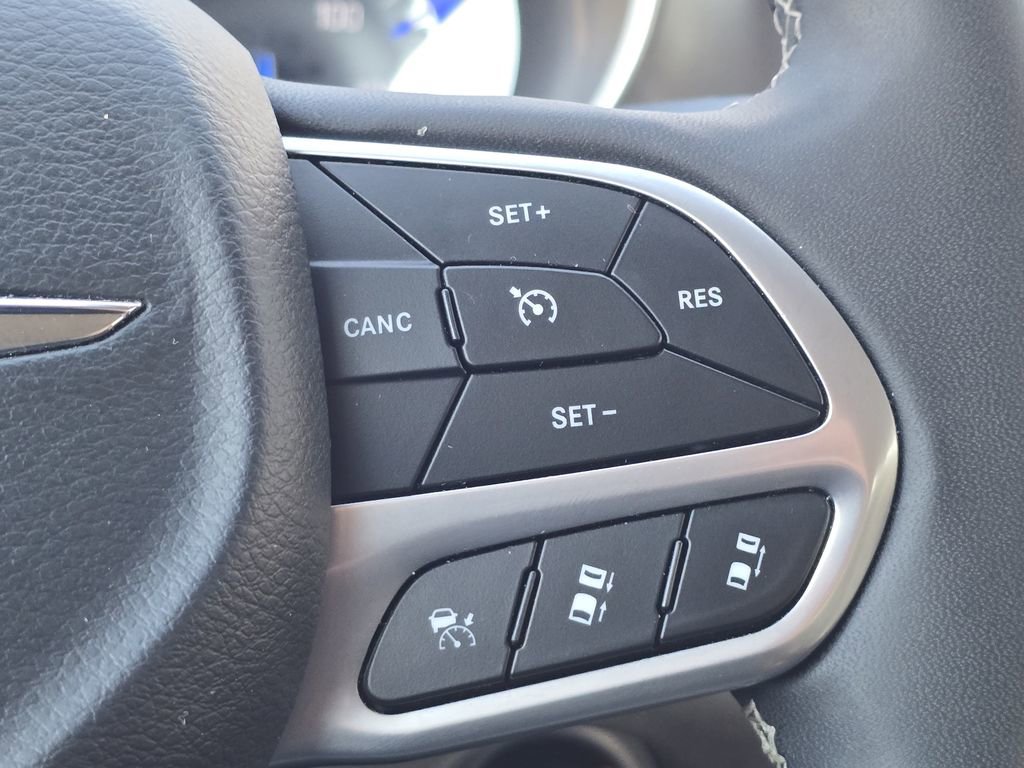 Used 2024 Chrysler Pacifica Touring-L image 18