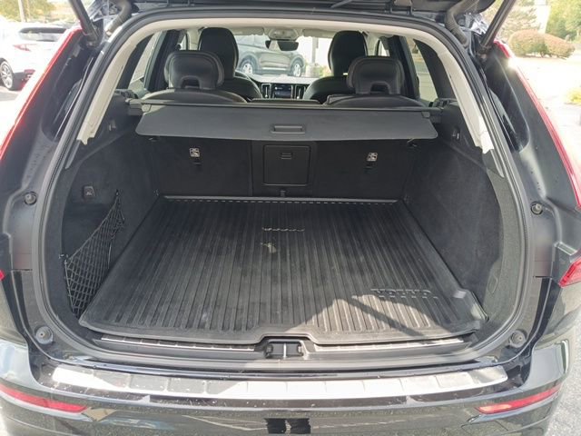 Used 2022 Volvo XC60 B5 Momentum w/ Advanced Package image 11