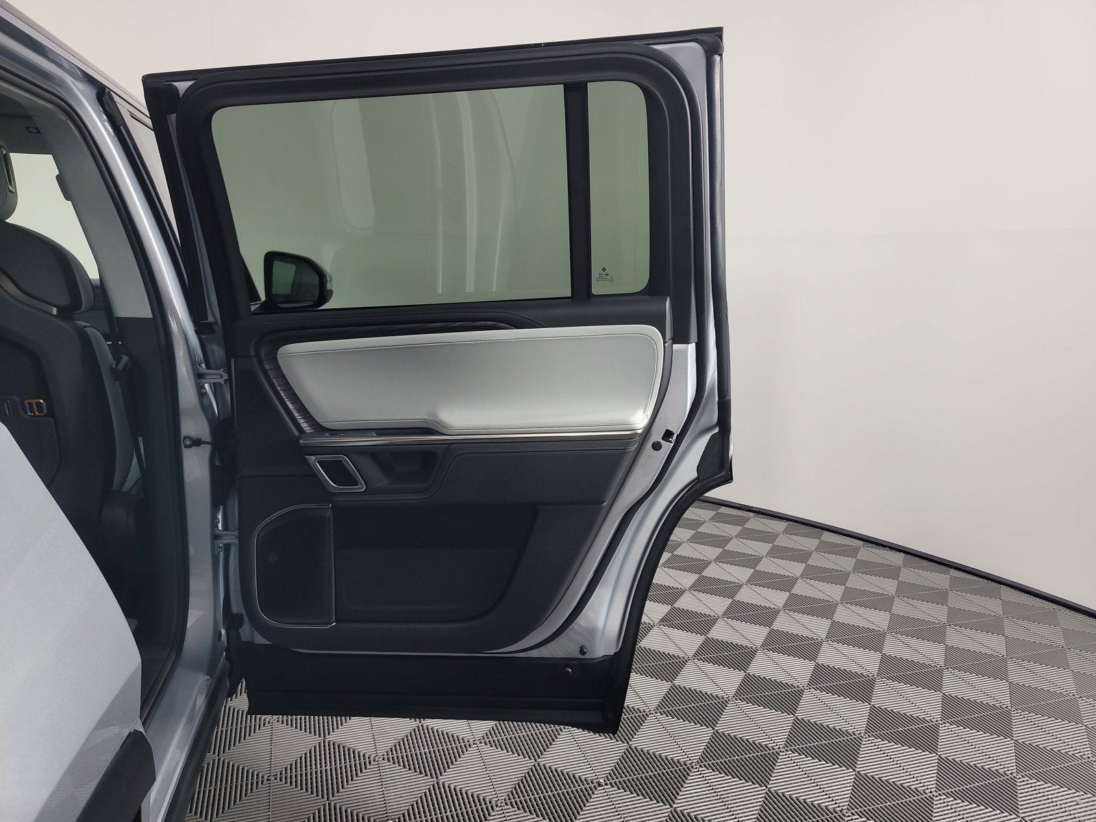 Used 2024 Rivian R1S Adventure AWD/4WD image 19