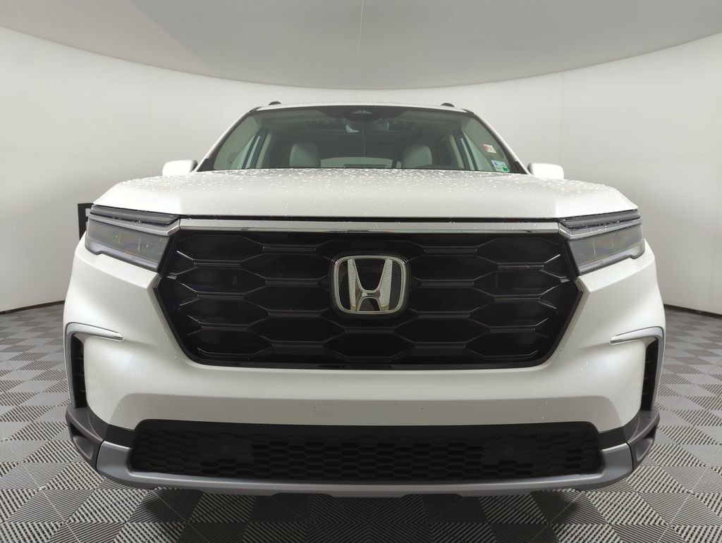 Certified 2025 Honda Pilot Touring image 3
