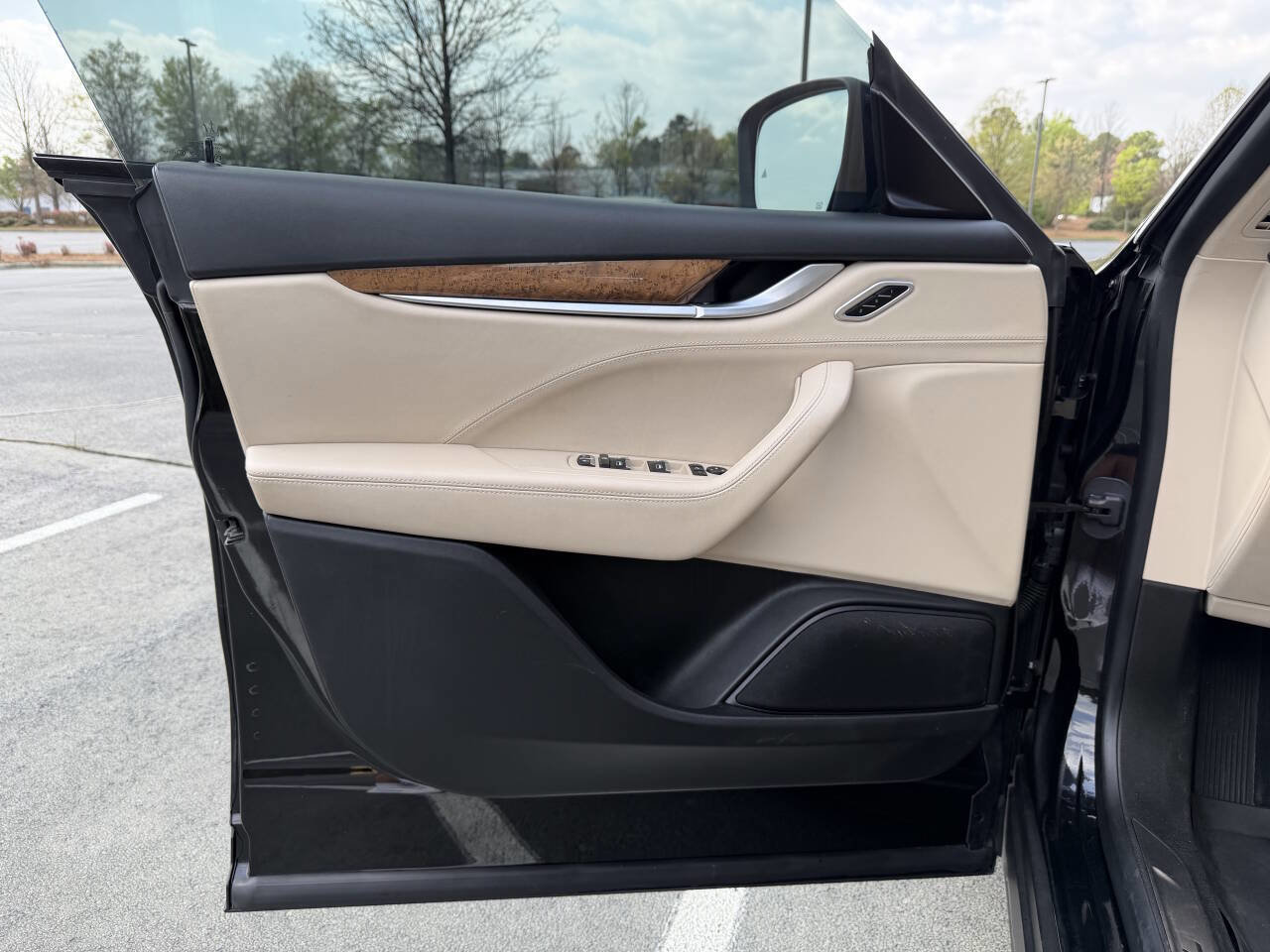 Used 2018 Maserati Levante image 11