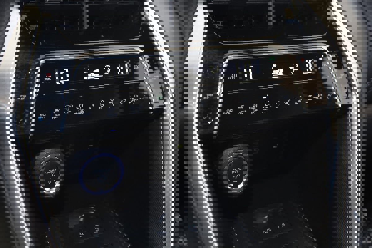 Used 2023 Toyota Venza XLE image 28