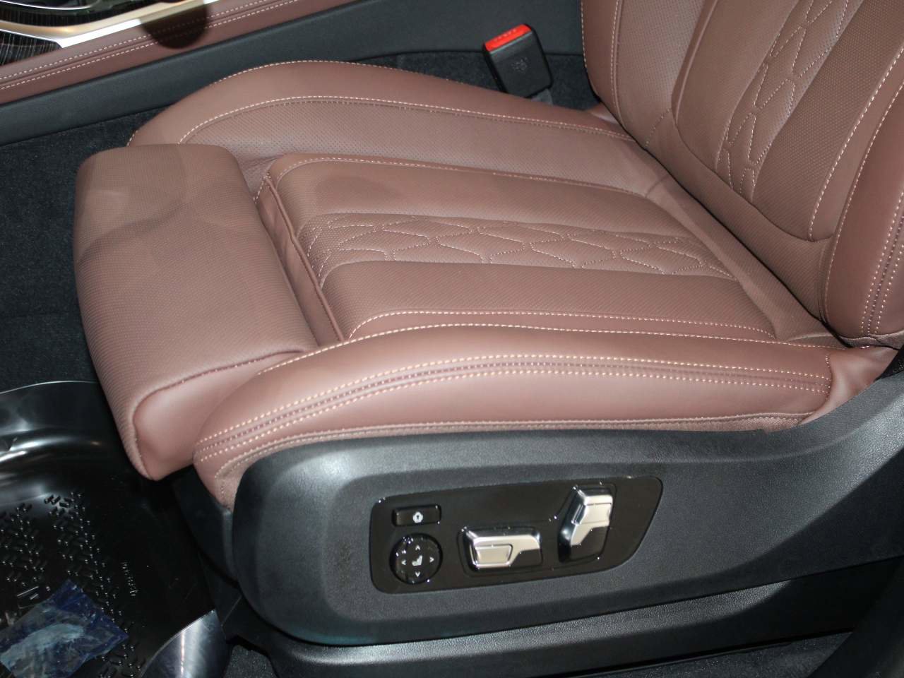 New 2026 BMW X7 M60i image 14