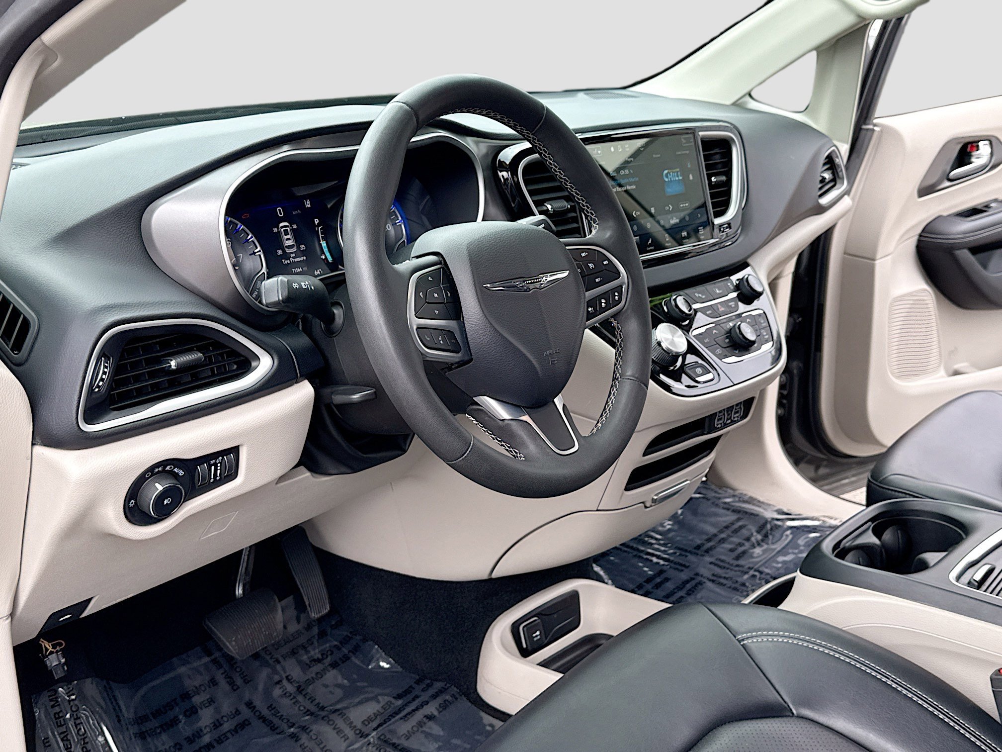 Used 2023 Chrysler Pacifica Touring-L FWD image 4