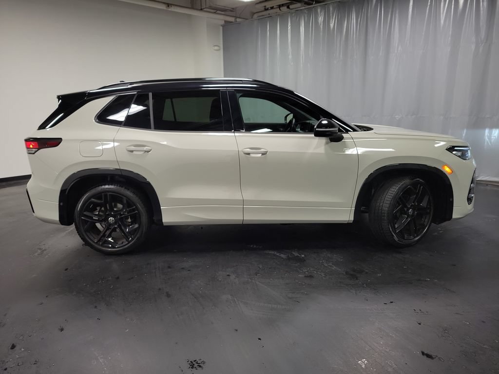 Used 2026 Volkswagen Tiguan SE R-Line FWD image 9