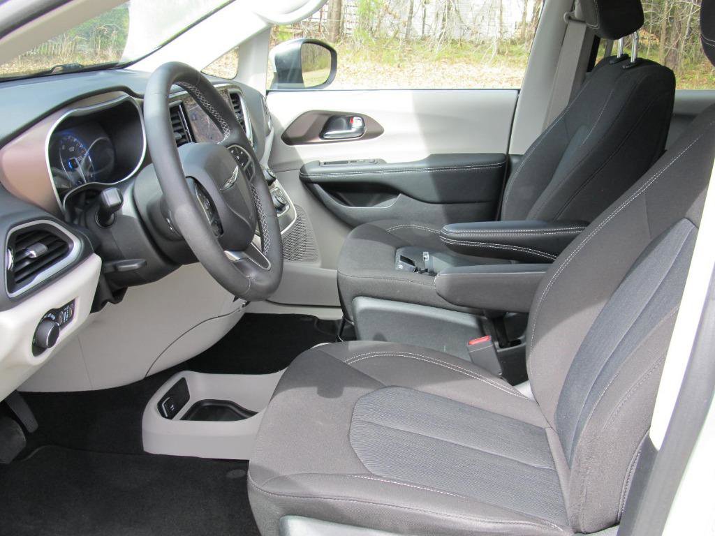 Used 2023 Chrysler Voyager LX image 16