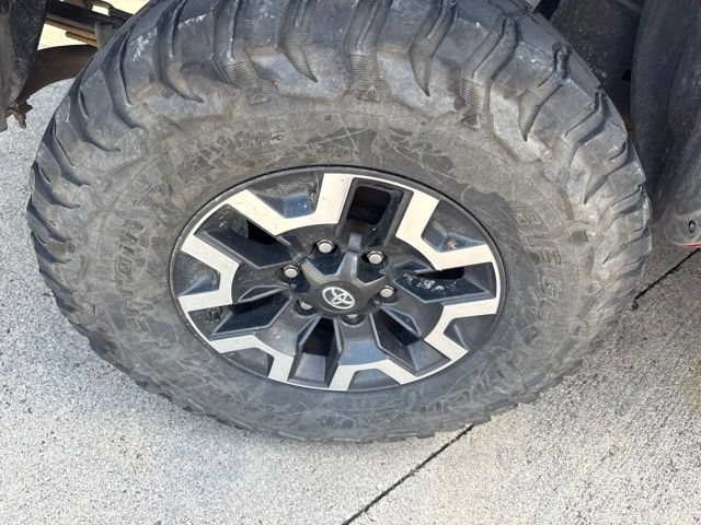Used 2018 Toyota Tacoma TRD Off-Road w/ Technology Package AWD/4WD image 9