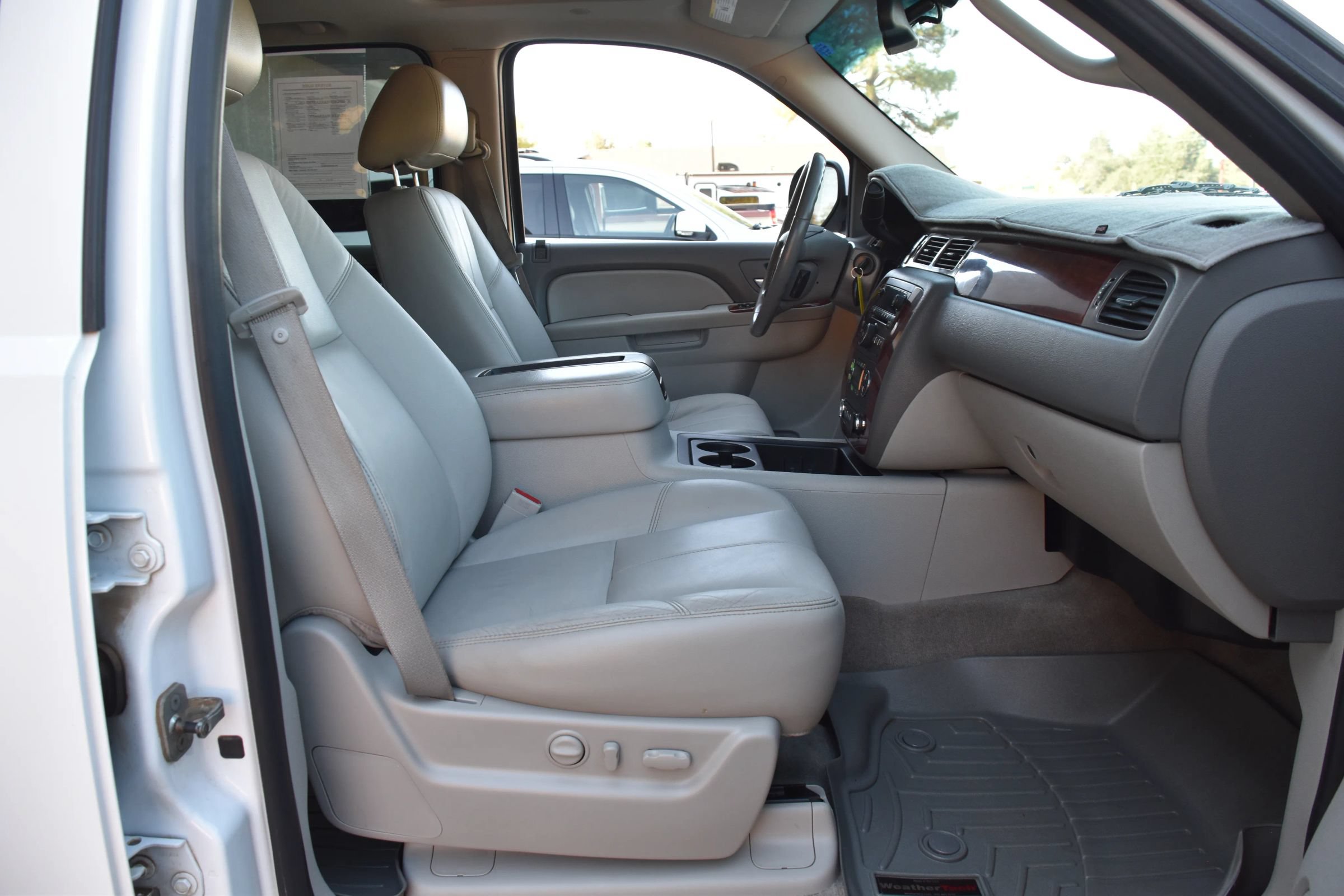 Used 2010 Chevrolet Tahoe LT w/ Luxury Package AWD/4WD image 26