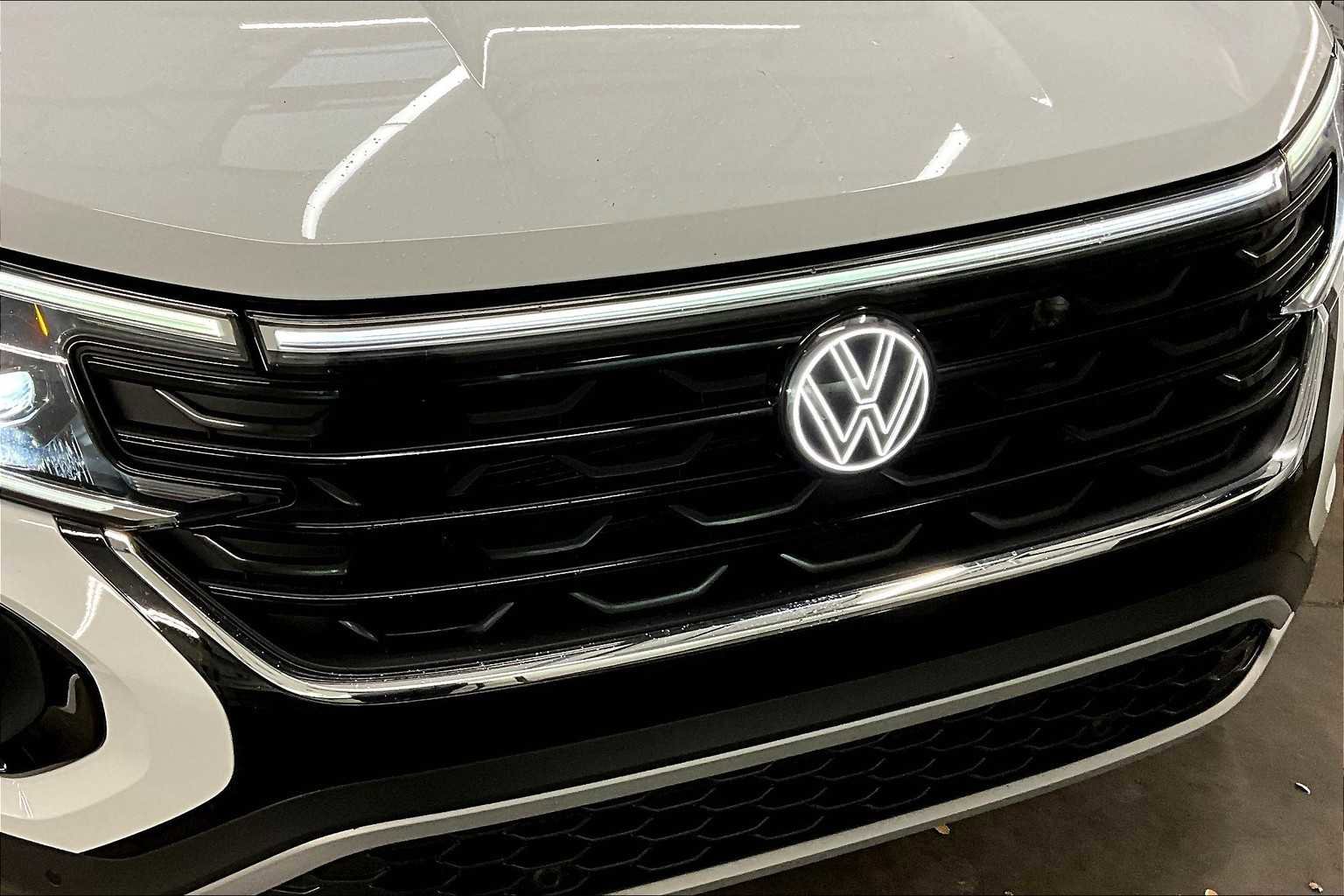 Used 2024 Volkswagen Atlas Cross Sport SE image 32