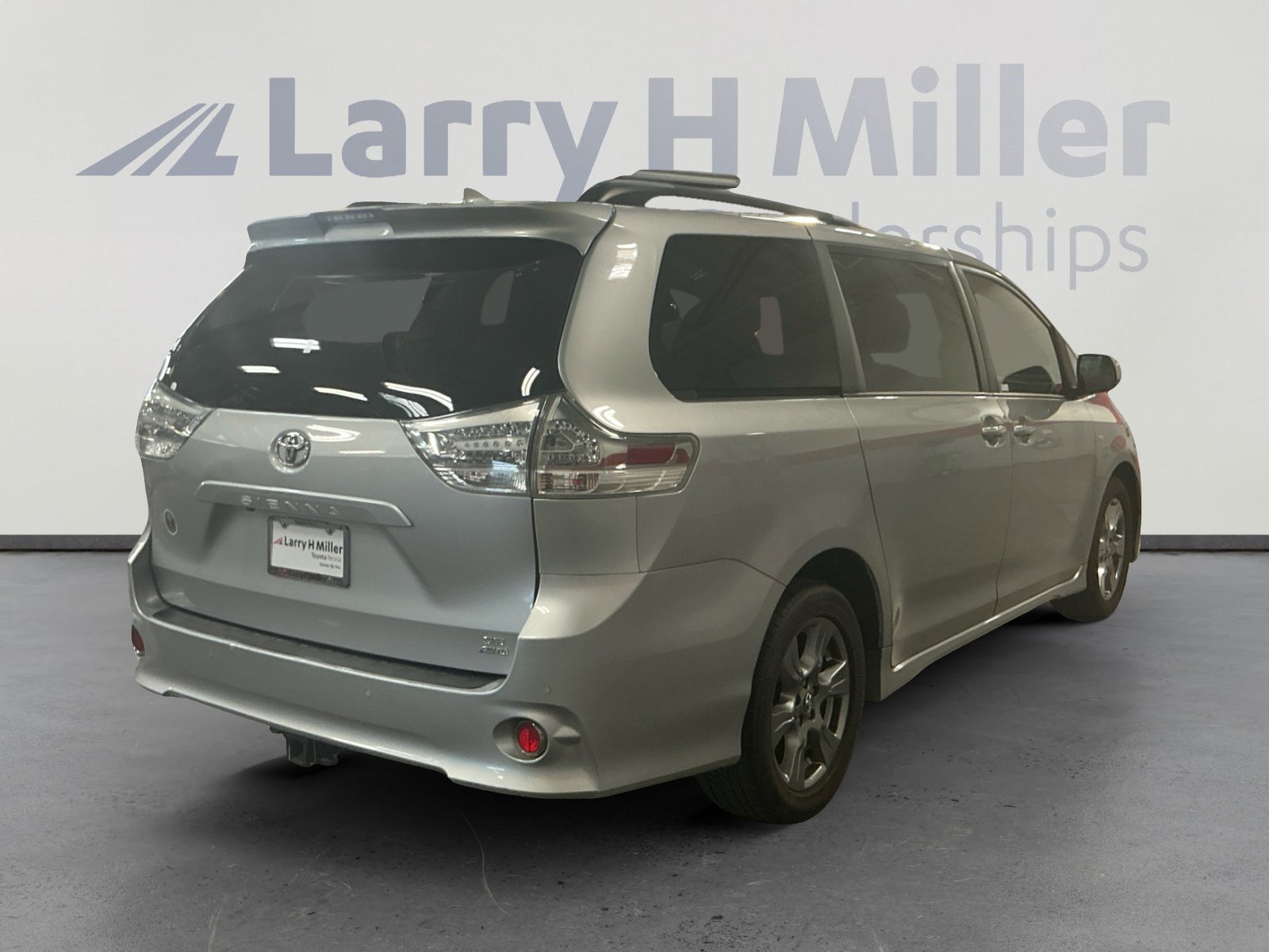 Used 2019 Toyota Sienna SE Premium w/ Carpet Mat Package AWD/4WD image 5