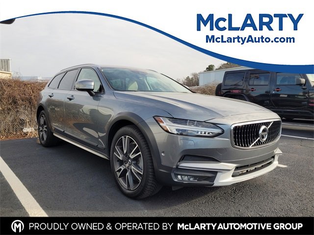 Used 2017 Volvo V90 T6 Cross Country image 1
