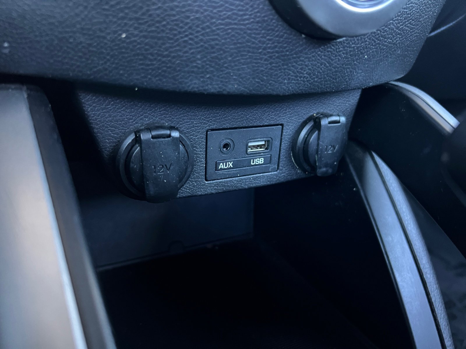 Used 2017 Hyundai Veloster Value Edition image 17