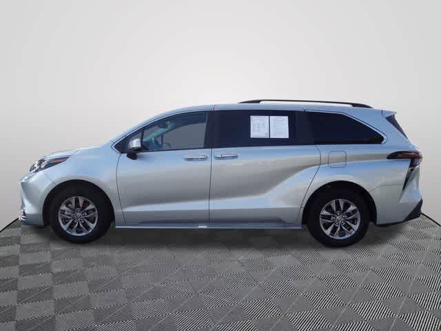 Used 2024 Toyota Sienna XLE FWD image 2