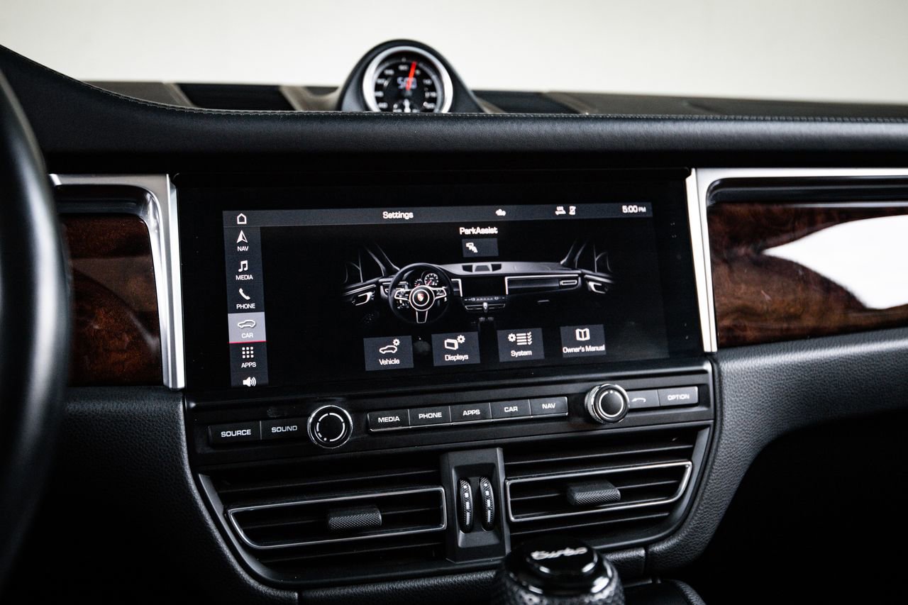 Certified 2021 Porsche Macan Turbo AWD/4WD image 18