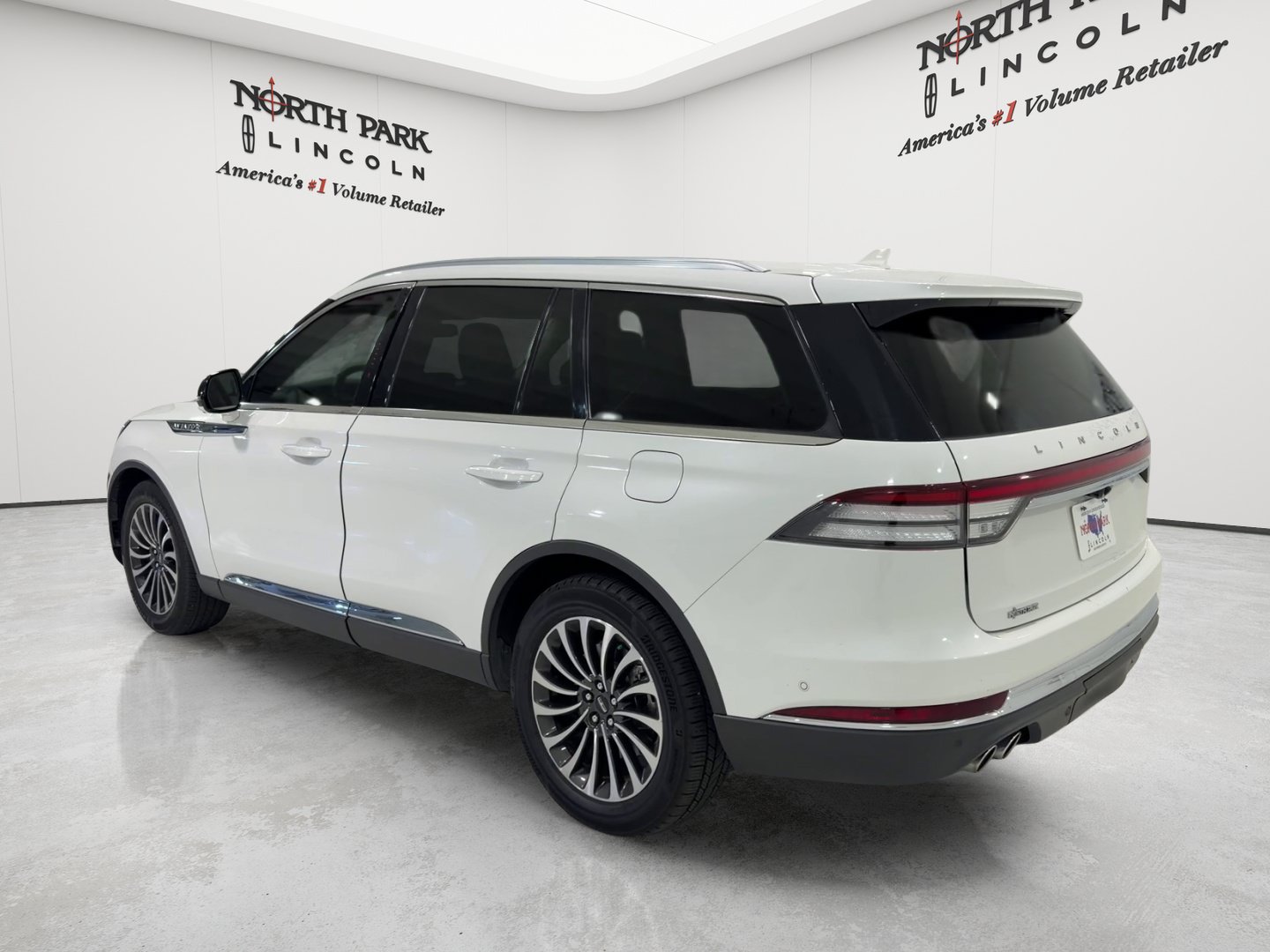 Used 2023 Lincoln Aviator Reserve w/ Class IV Trailer Tow Package RWD image 3