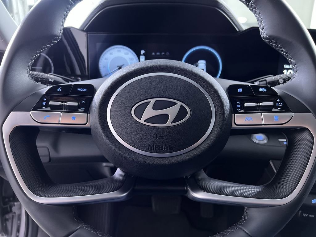 Used 2025 Hyundai Elantra Limited image 14