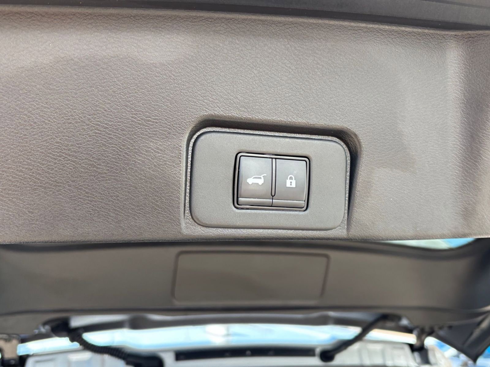 Used 2025 Nissan Rogue SV AWD/4WD image 23