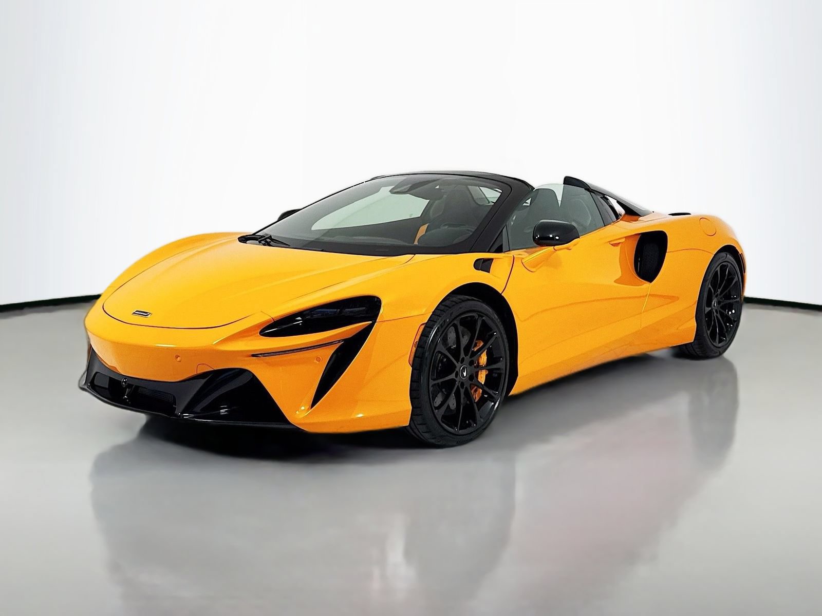 Used 2025 McLaren Artura Spider RWD image 3