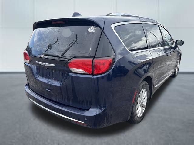 Used 2019 Chrysler Pacifica Touring-L image 4