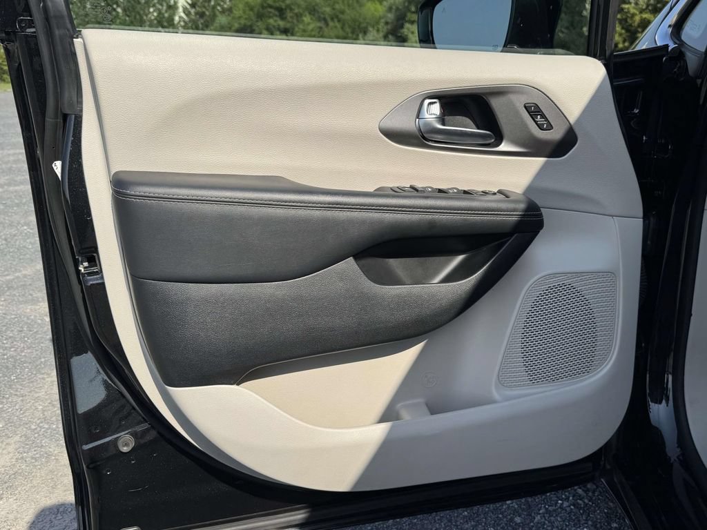 Used 2024 Chrysler Pacifica Touring-L FWD image 28