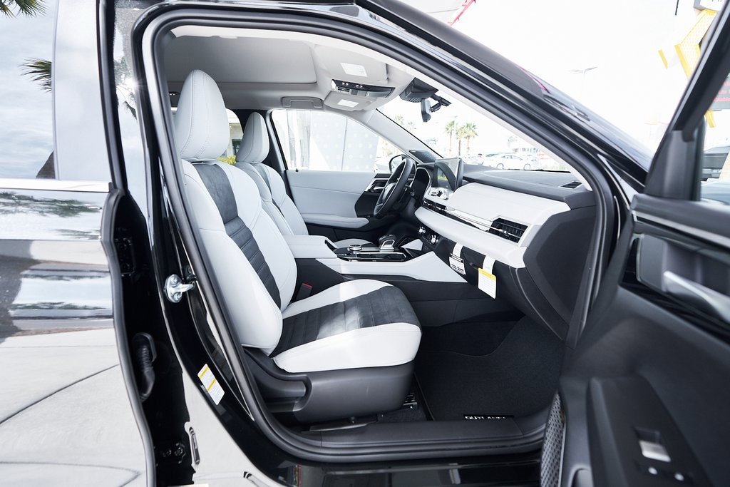 New 2025 Mitsubishi Outlander SE image 13