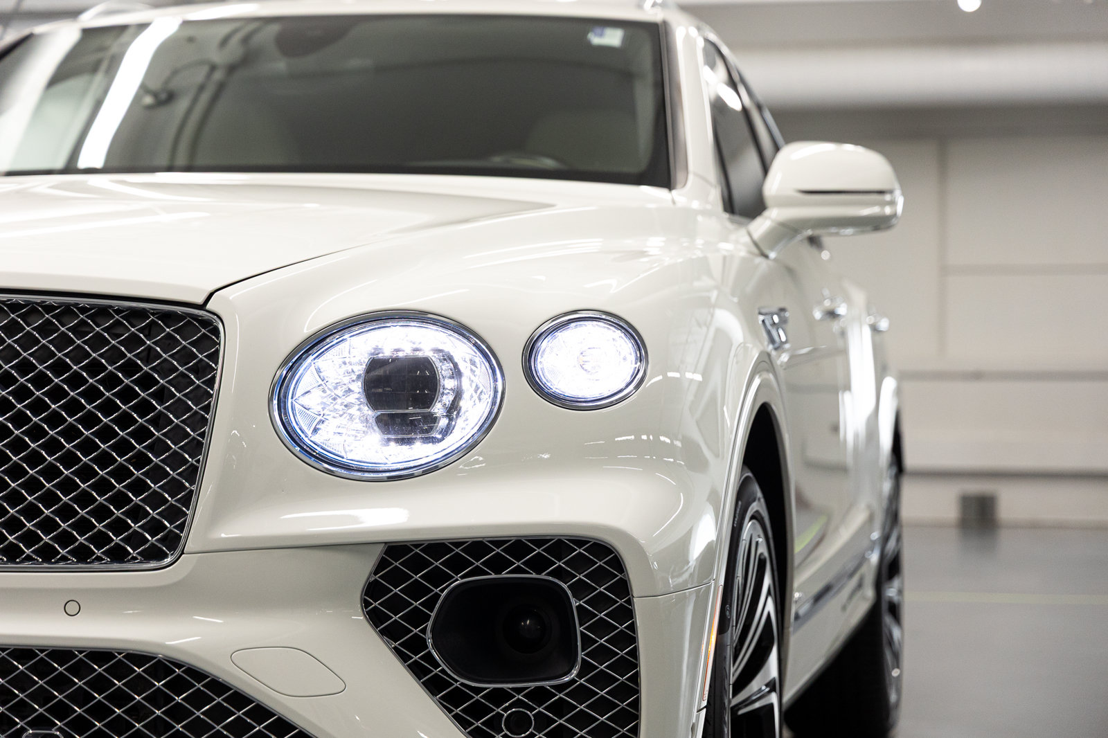Used 2023 Bentley Bentayga AWD/4WD image 12