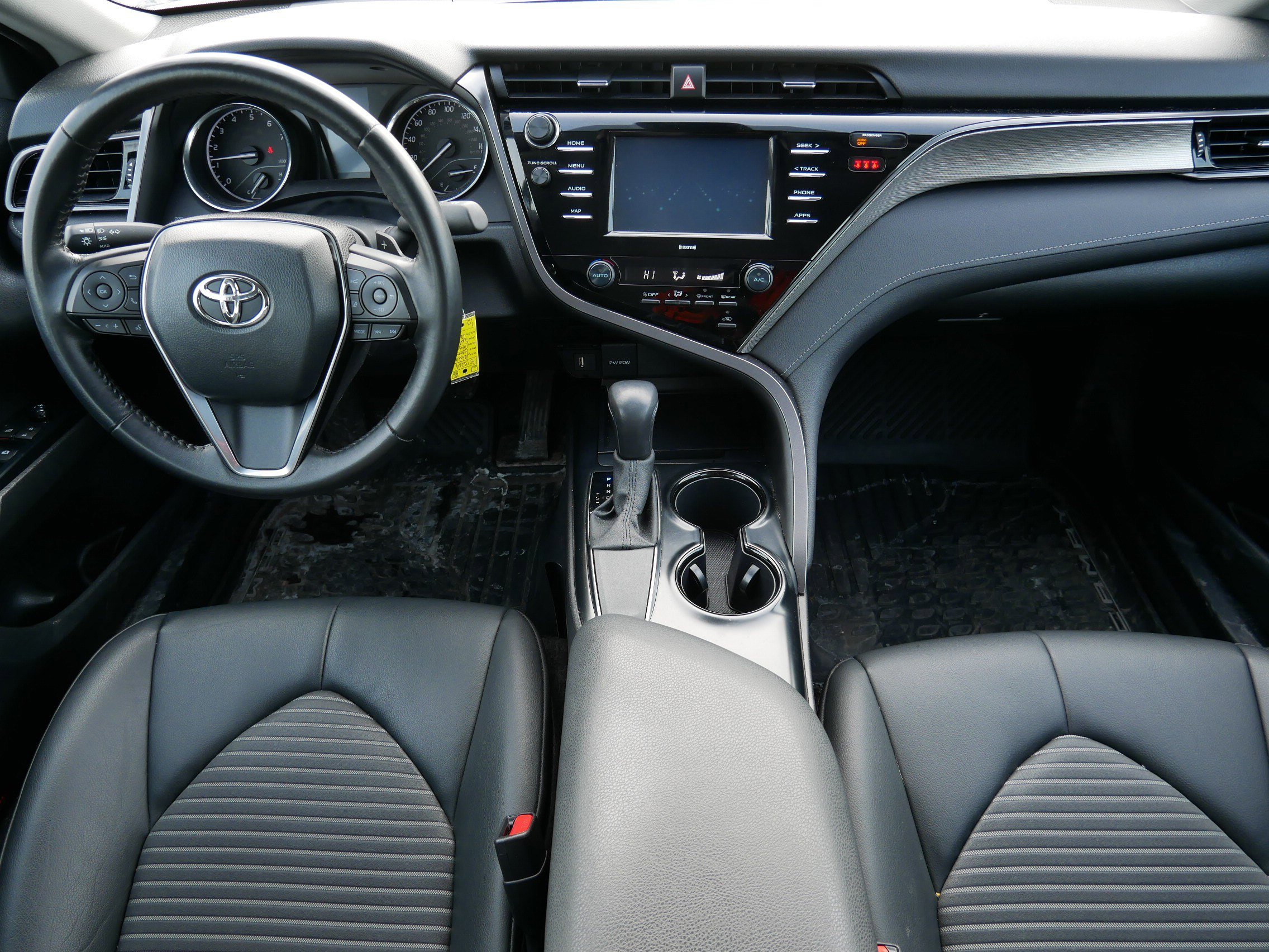 Used 2020 Toyota Camry SE image 10