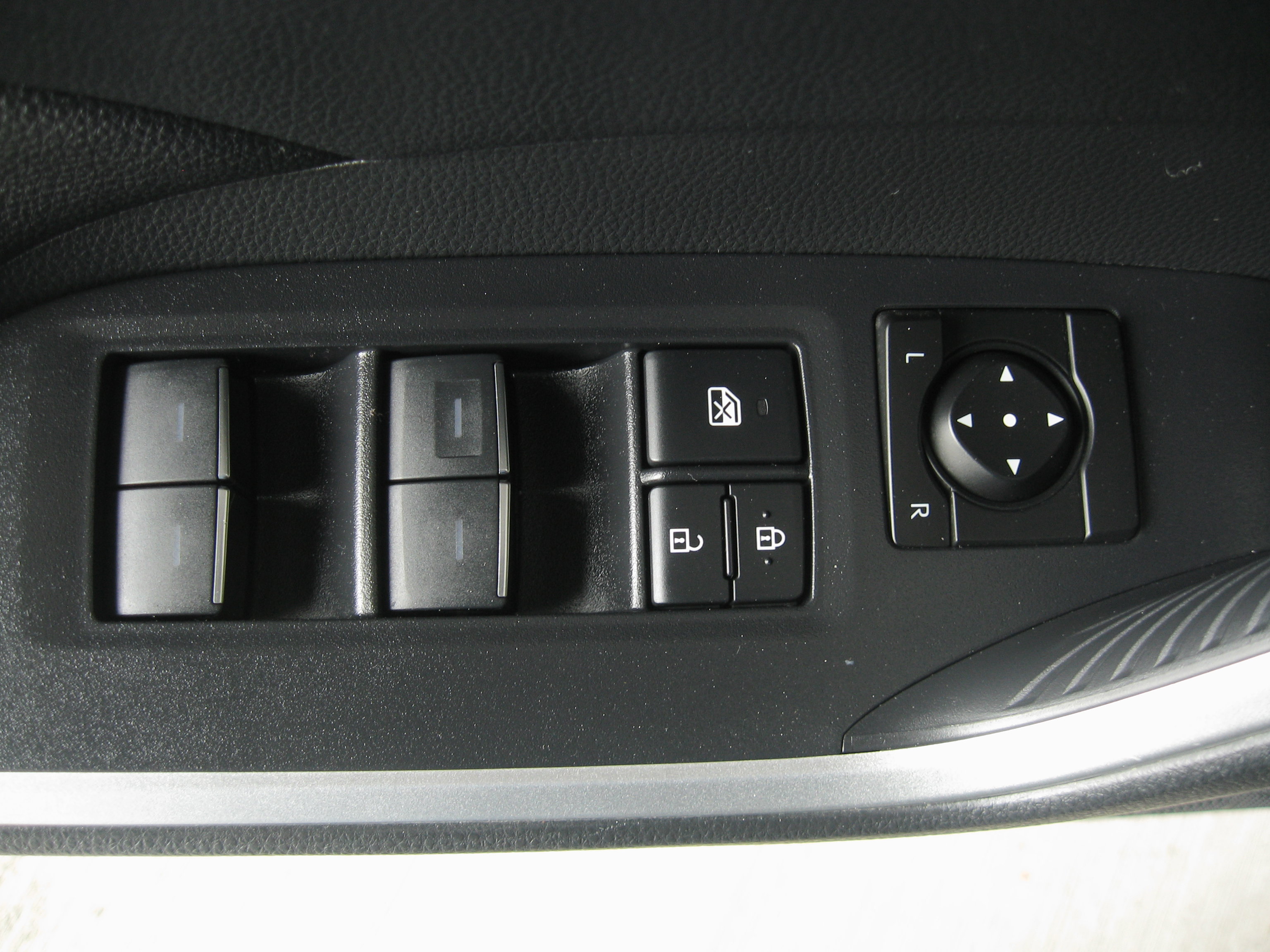 Used 2023 Toyota RAV4 SE w/ Convenience Package image 12