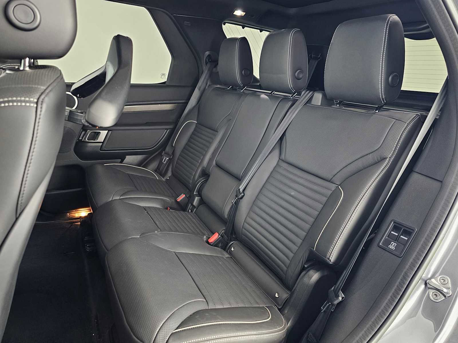 Used 2023 Land Rover Discovery Metropolitan Edition image 17