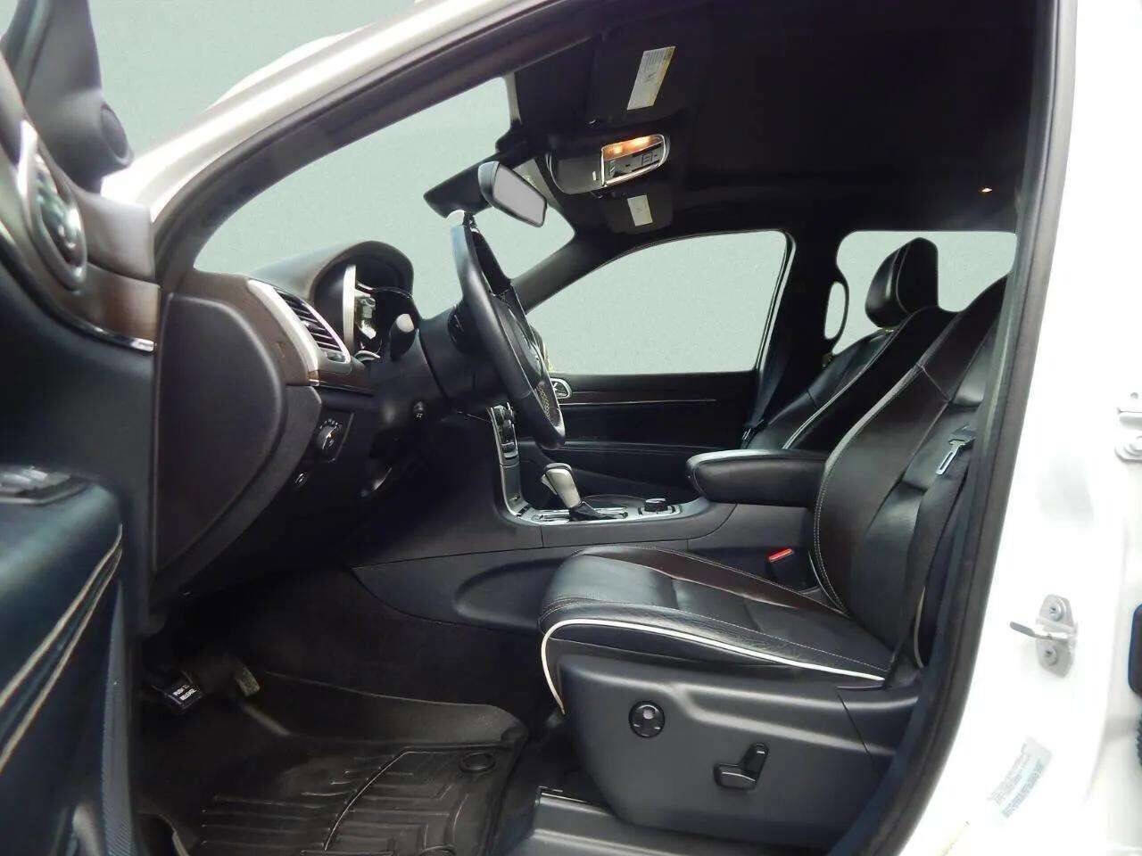 Used 2016 Jeep Grand Cherokee Overland w/ Advanced Technology Group image 10