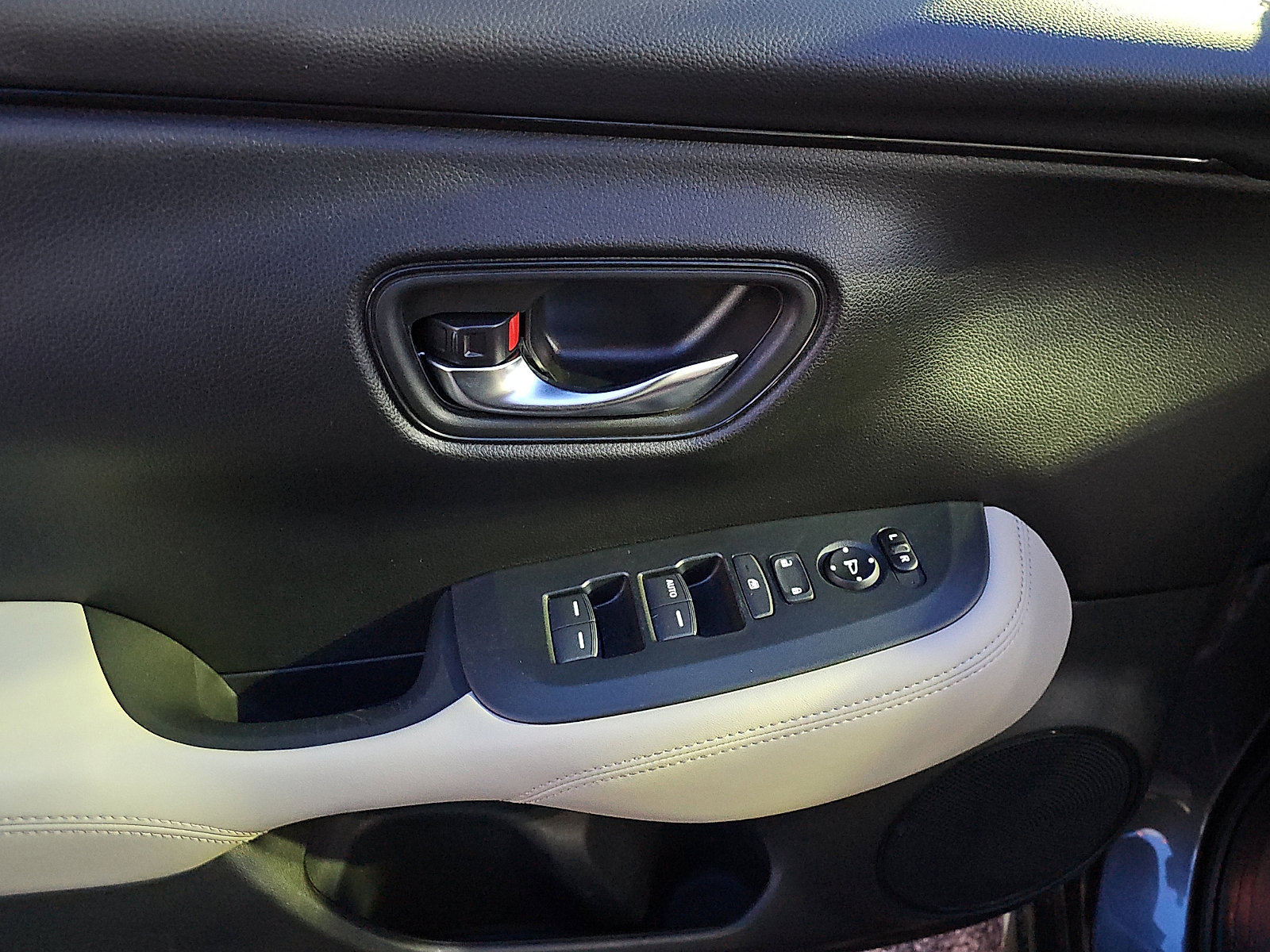 Used 2023 Honda HR-V LX image 12