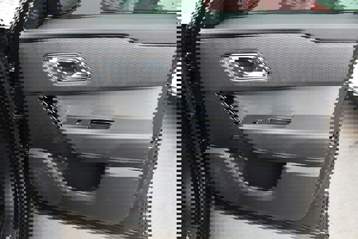 Used 2021 Land Rover Range Rover Velar R-Dynamic S image 22