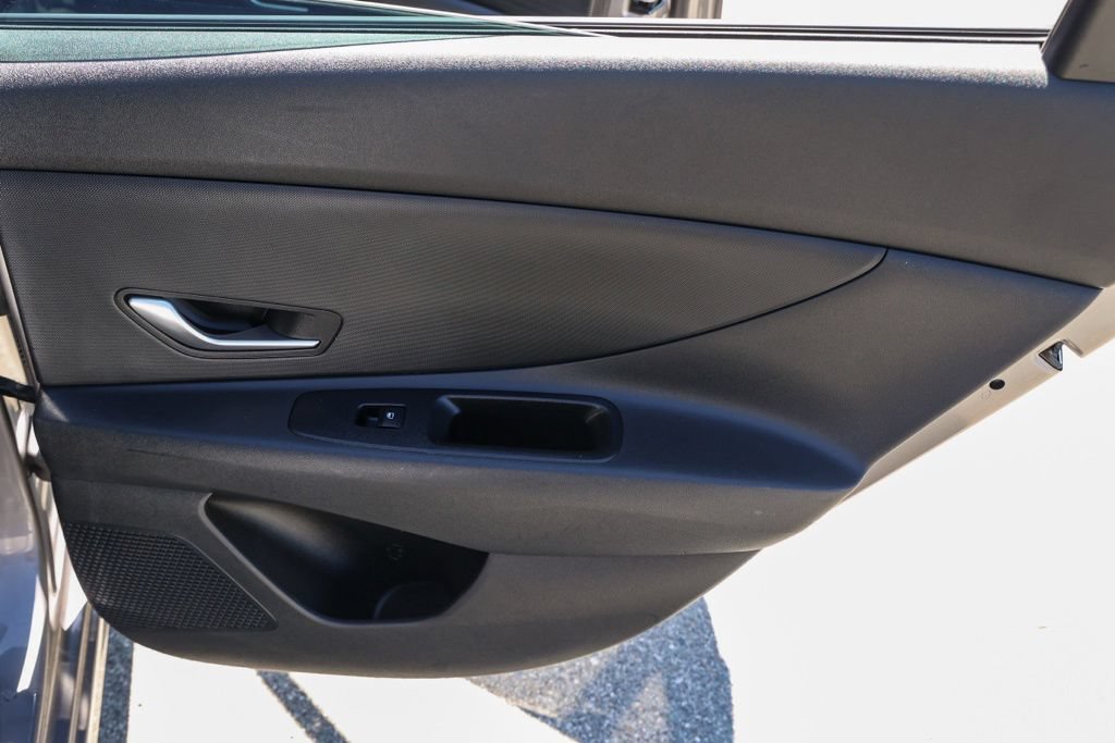 Used 2021 Hyundai Elantra SE FWD image 18