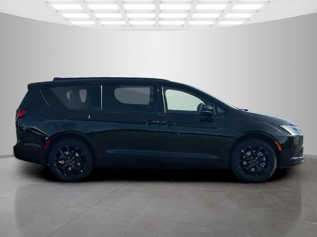 New 2027 Chrysler Pacifica Limited AWD/4WD image 8