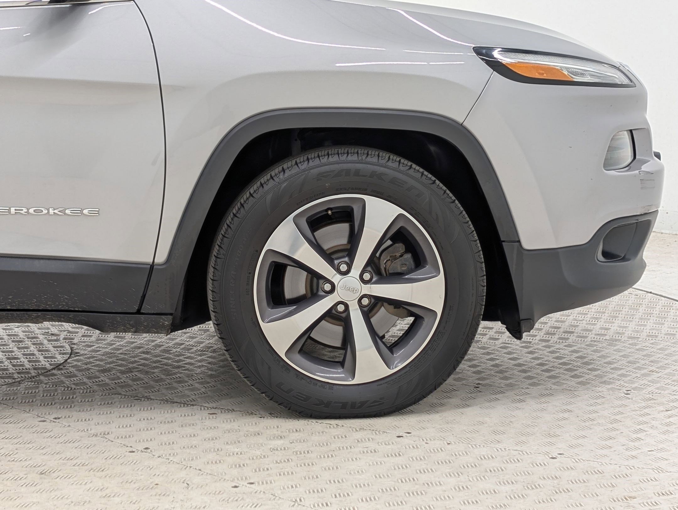 Used 2015 Jeep Cherokee Latitude w/ Cold Weather Group image 9