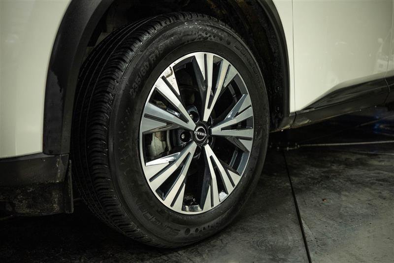 Used 2022 Nissan Rogue SV image 3