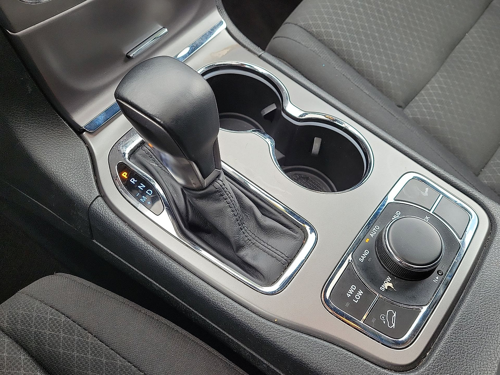 Used 2019 Jeep Grand Cherokee Laredo AWD/4WD image 12