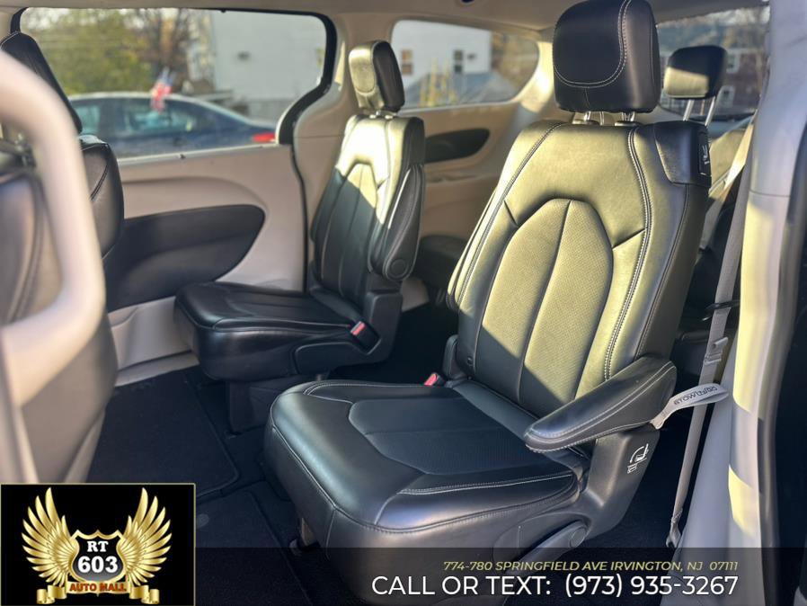 Used 2024 Chrysler Pacifica Touring-L image 26