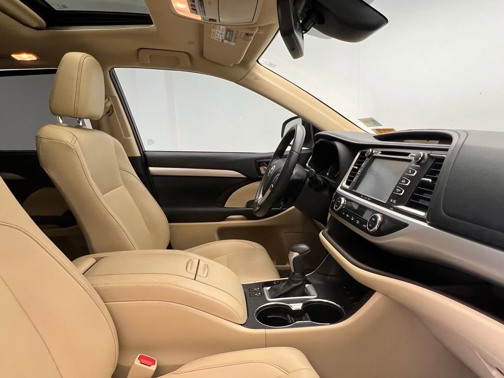 Used 2019 Toyota Highlander XLE image 6