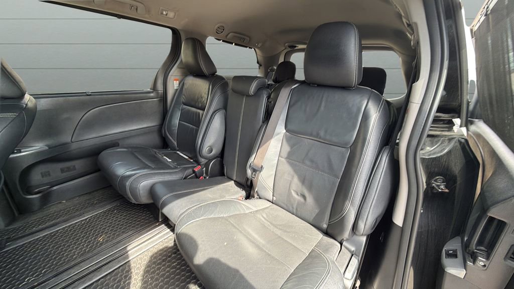 Used 2017 Toyota Sienna SE Premium FWD image 28